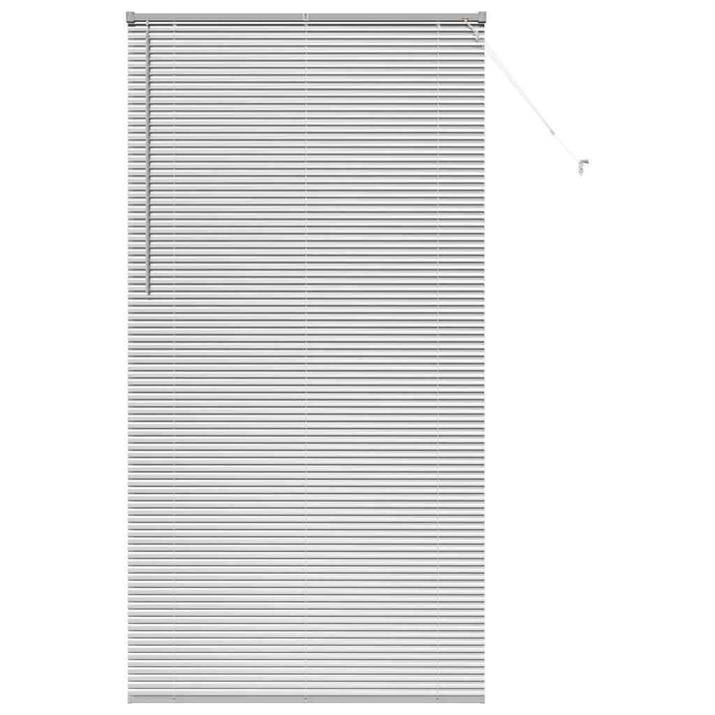 Weiße vertikale Fensterjalousien mit einer verstellbaren Neigungsstange und einer Zugschnur zum Öffnen und Schließen.