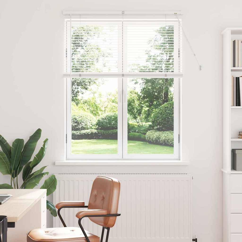 Ein helles, minimalistisches Homeoffice mit einem braunen Stuhl, weißem Schreibtisch, einer Pflanze und einem Bücherregal mit Blick auf einen üppigen grünen Garten durch ein Fenster.