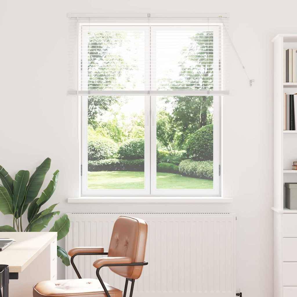Ein helles, minimalistisches Büro mit einem Fenster, das auf einen Garten blickt. Im Vordergrund befinden sich ein brauner Stuhl und ein Schreibtisch mit einem Laptop.
