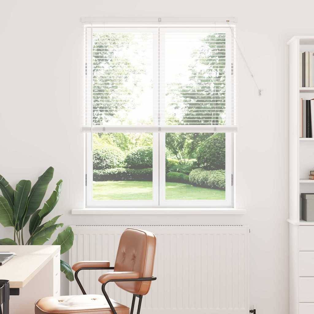 Ein gemütliches Homeoffice mit einem Schreibtisch, einem Stuhl und einer Pflanze neben einem Fenster mit Blick auf einen üppigen grünen Garten. Ein Bücherregal auf der rechten Seite.