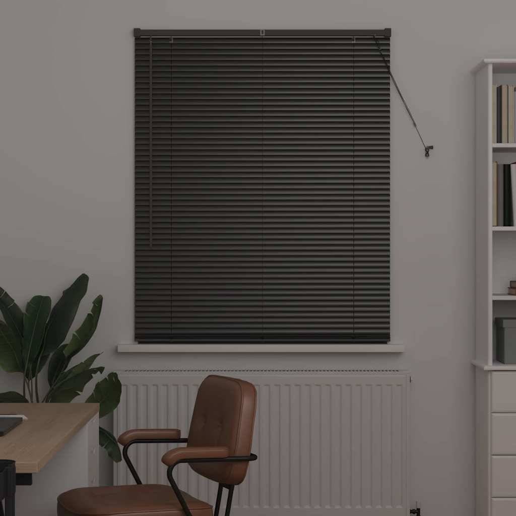 Ein Büroraum mit einem dunklen Rollo, das ein Fenster verdeckt, einem Holzschreibtisch, einem braunen Stuhl, einer Pflanze und einem weißen Bücherregal auf der rechten Seite.