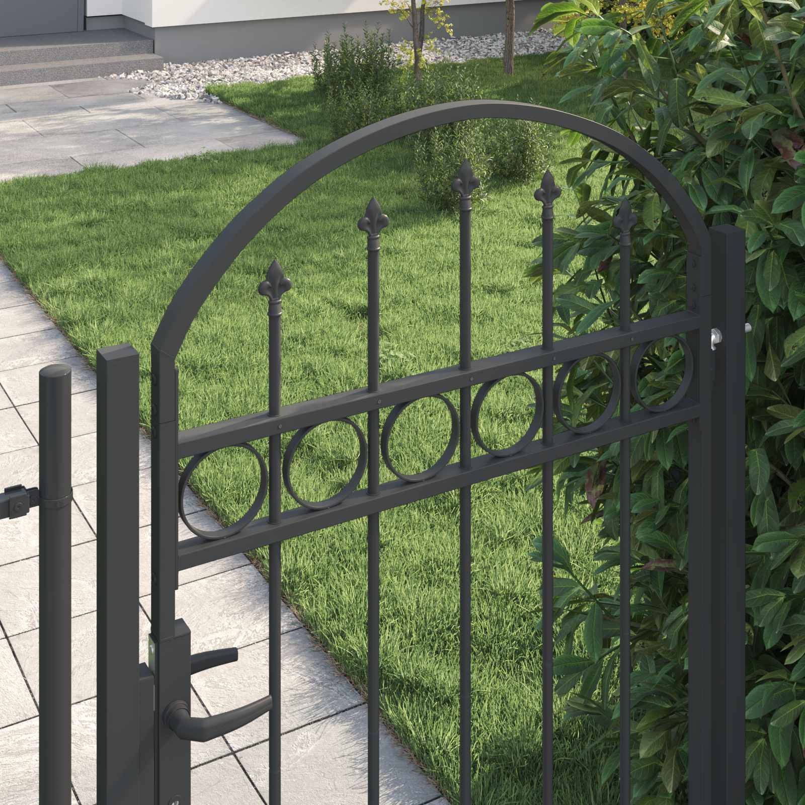Ein gewölbtes schwarzes Metalltor mit einem dekorativen Kreismuster steht offen auf einem Steinweg, der zu einem grünen Rasen und einem modernen Haus führt.