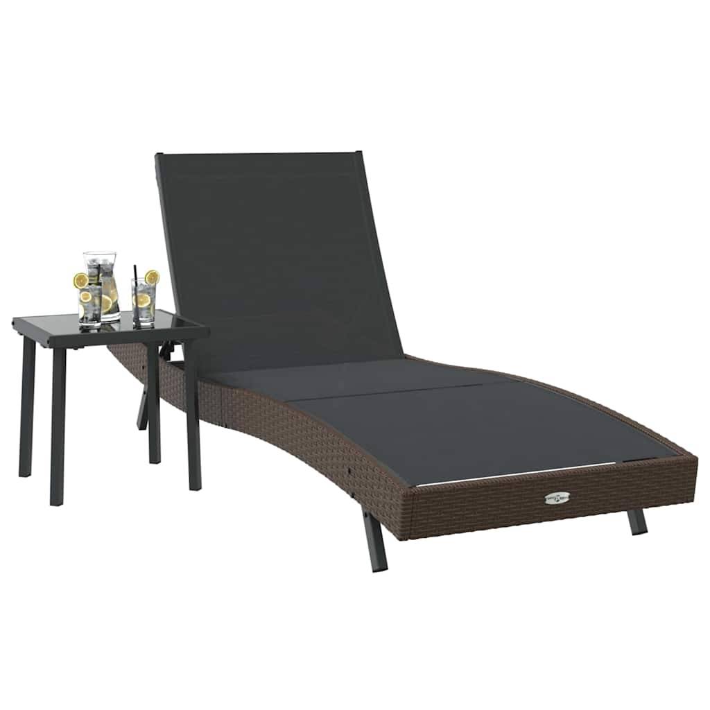 Ein braun geflochtener Loungesessel mit einem schwarzen Kissen ist neben einem kleinen schwarzen Tisch positioniert, auf dem zwei Cocktailgläser mit Zitronenscheiben stehen.