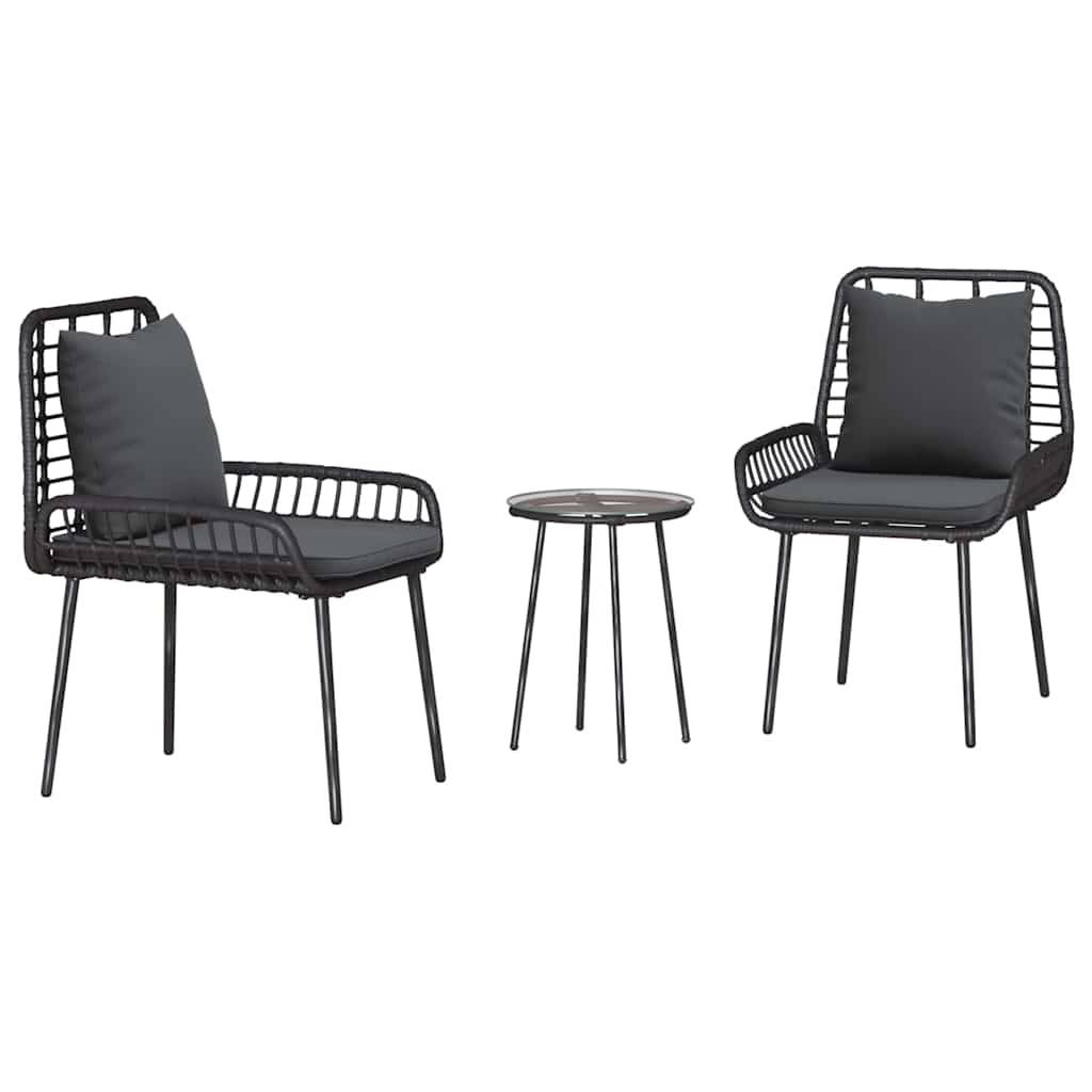 Zwei schwarze Rattanstühle im Freien mit dunklen Kissen und ein kleiner runder Beistelltisch. Minimalistisches Terrassenmöbel-Set auf weißem Hintergrund.