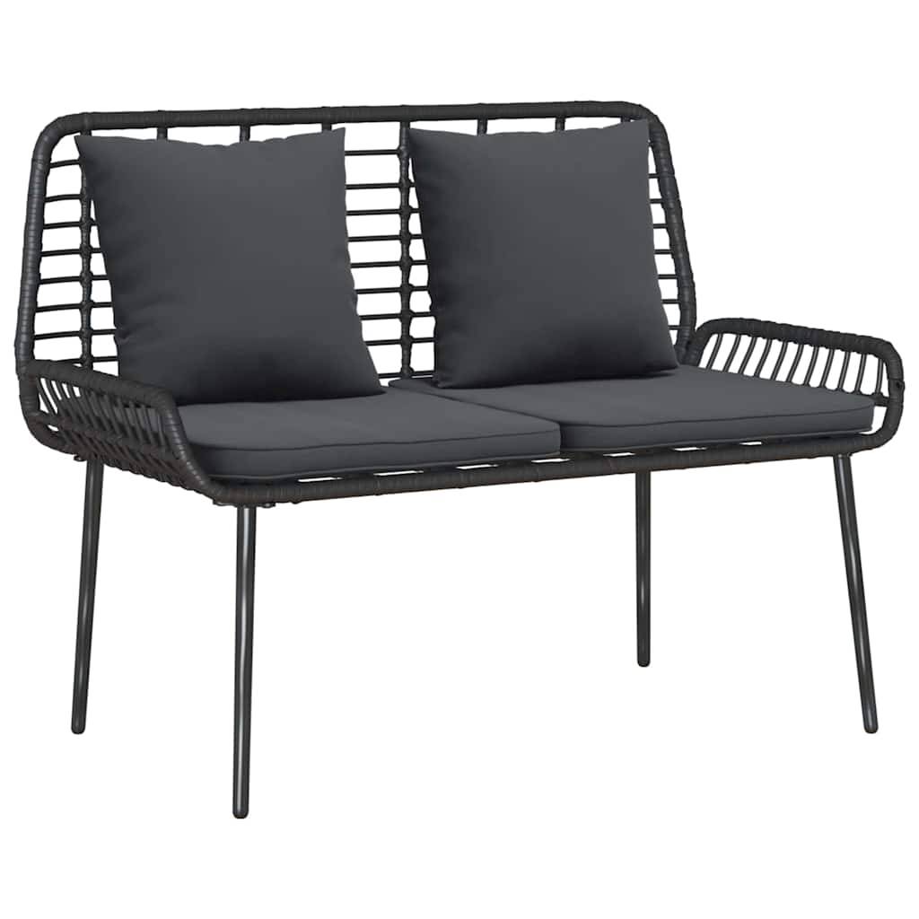 Eine schwarze Rattan-Zweisitzercouch mit Metallbeinen und dunklen Kissen, konzipiert für den Innen- und Außenbereich. Sie hat einen modernen, minimalistischen Stil.