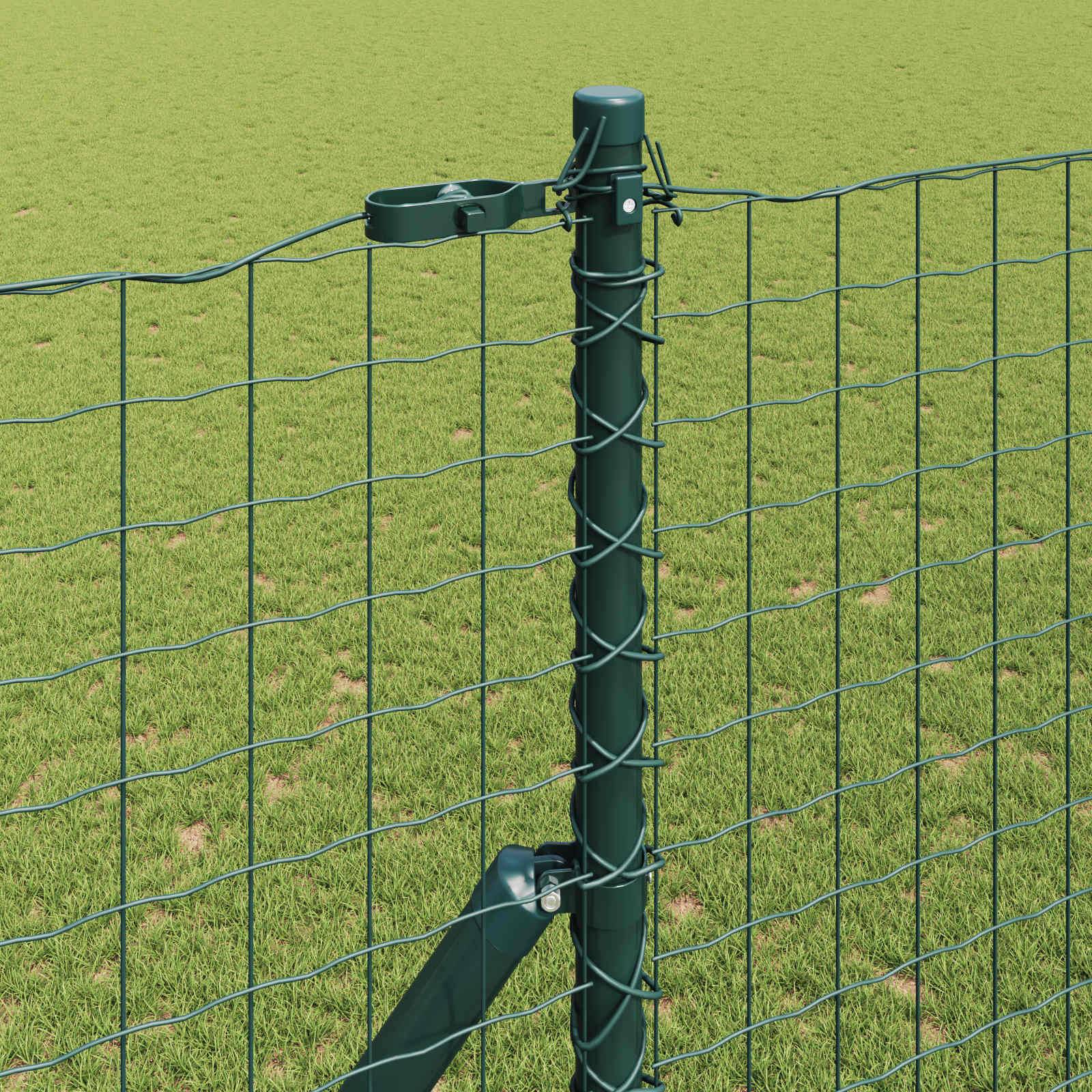 Eine Nahaufnahme eines Maschendrahtzauns vor einem Grasboden, die einen vertikalen Pfosten mit horizontalen Drähten zeigt, die die Zaunstruktur detailliert darstellen.