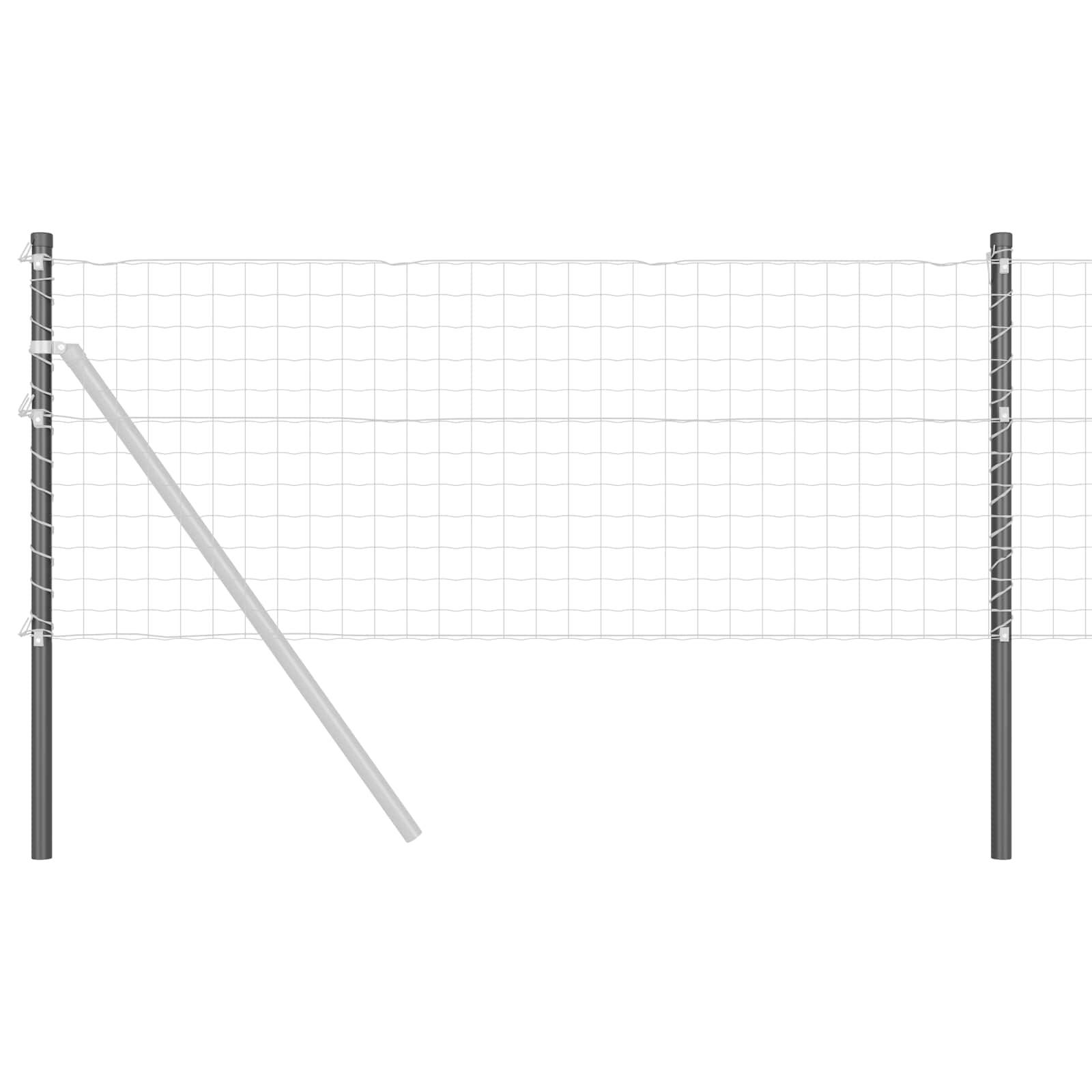 Ein Maschendrahtzaun mit vertikalen und horizontalen Drähten, die zwischen drei Pfosten gespannt sind. Ein Stützpfahl lehnt diagonal, um die Stabilität zu gewährleisten.