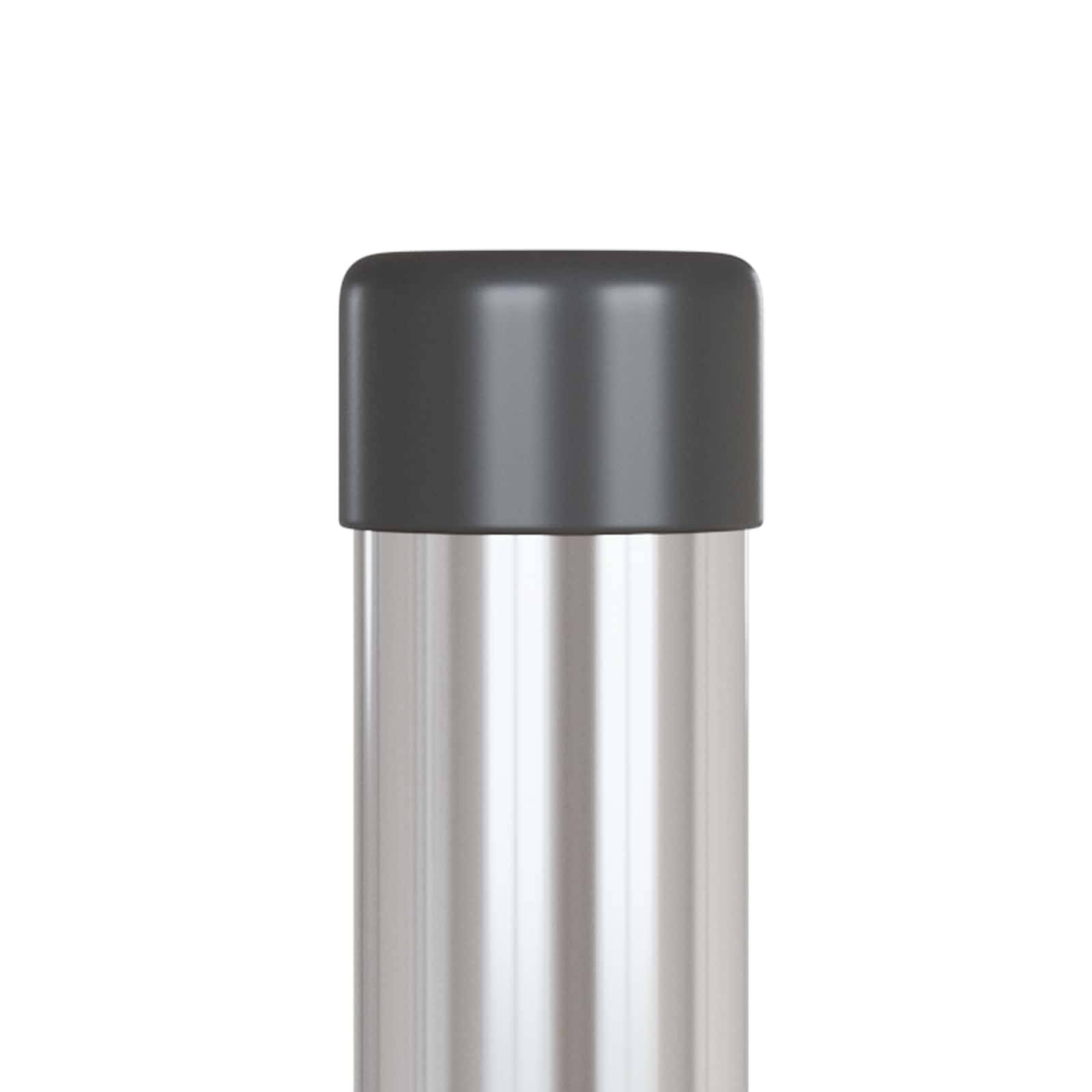 Eine Nahaufnahme einer Thermoskanne aus Edelstahl mit einem schwarzen Schraubdeckel, die sich auf den oberen Abschnitt der Flasche konzentriert.