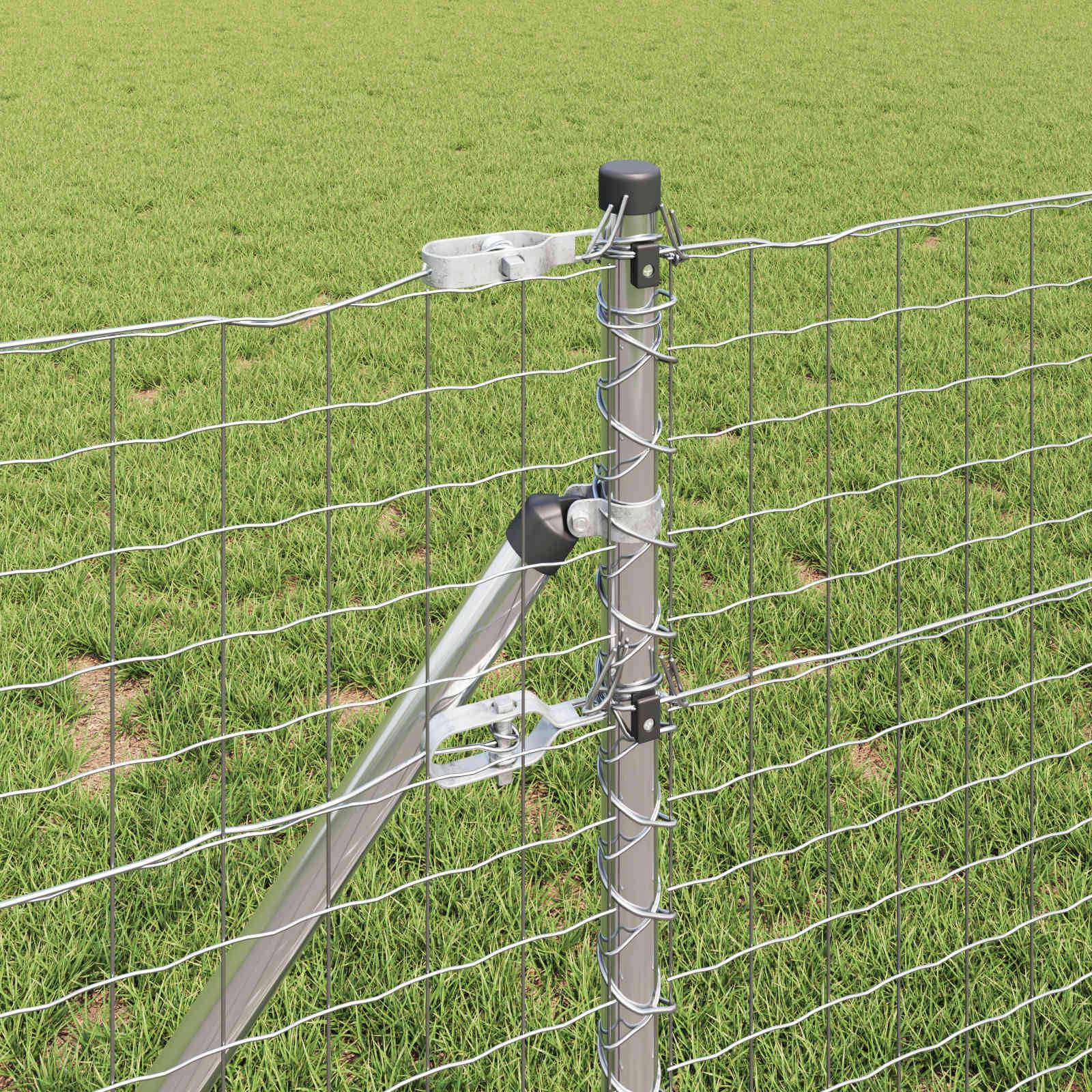 Ein Metallzaun mit einer diagonalen Stützstrebe steht auf einem üppig grünen Rasen. Der Zaun ist engmaschig und wird von stabilen Metallpfosten gehalten.