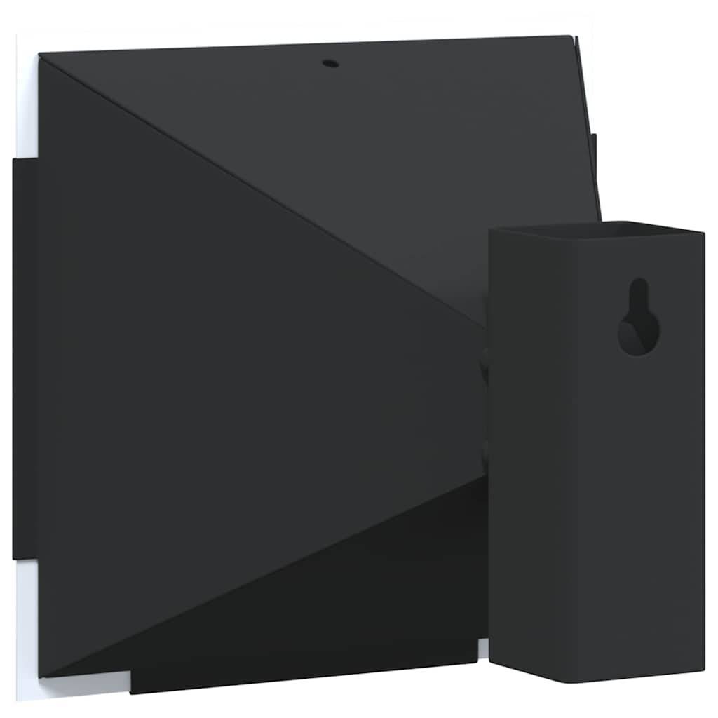 Eine schwarze, geometrische Wandhalterung mit einer rechteckigen Struktur, möglicherweise für Befestigungs- oder dekorative Zwecke konzipiert, aus einer leicht geneigten Perspektive betrachtet.