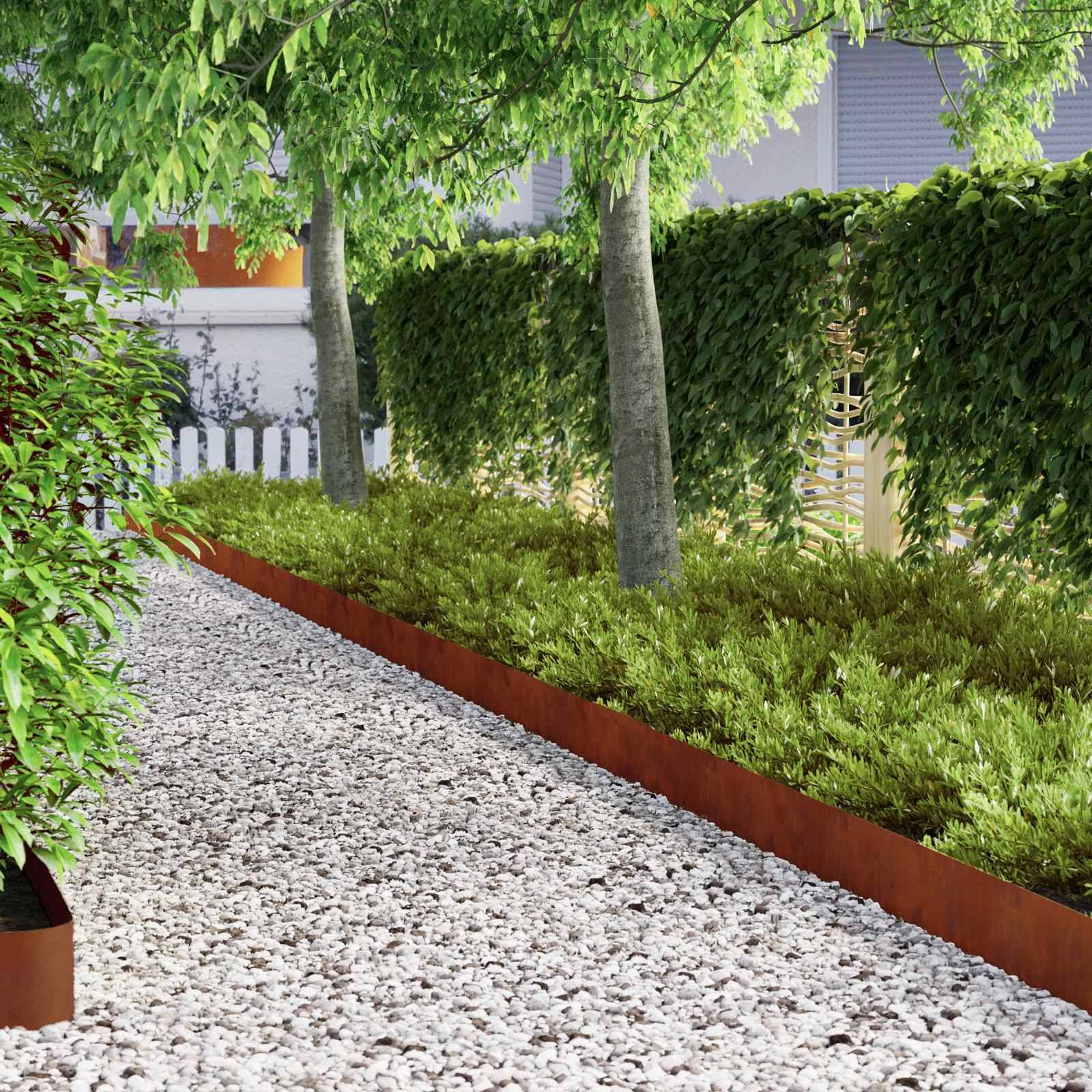 Ein Kiesweg, gesäumt von üppig grünen Sträuchern, führt durch einen Garten mit hohen Bäumen, die an einem sonnigen Tag Schatten spenden.