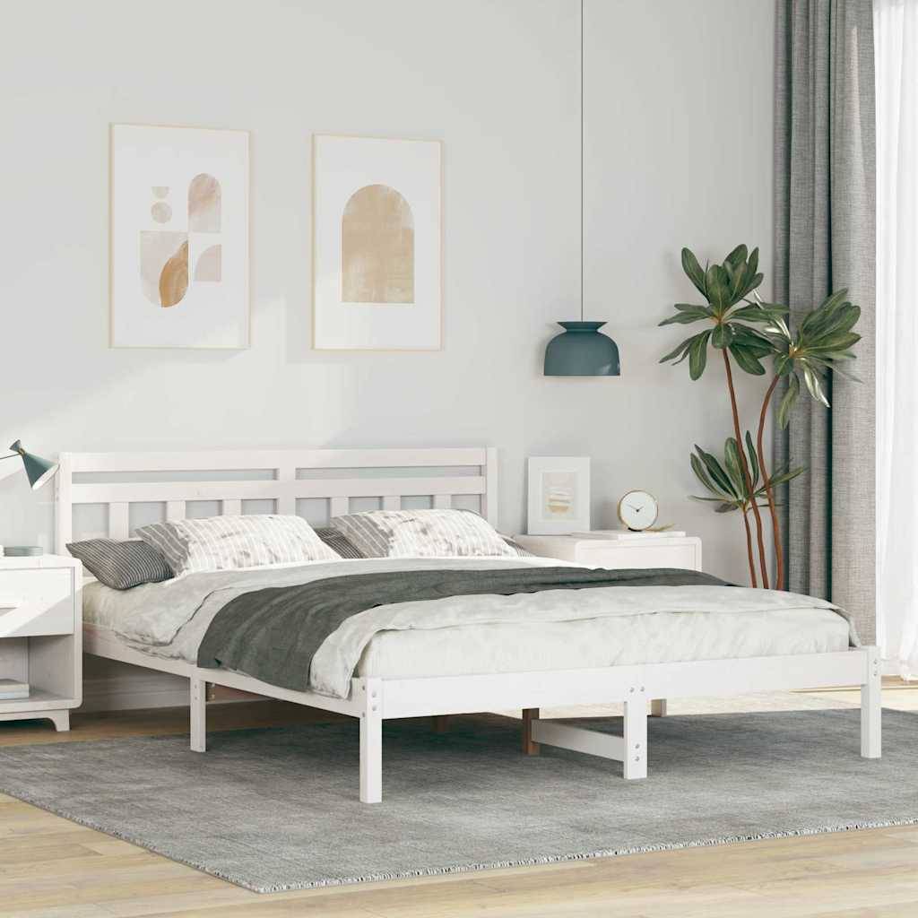 Helles, minimalistisches Schlafzimmer mit weißem Bett, grauem Teppich, Nachttischen, Wandkunst und einer großen Topfpflanze neben dem Fenster.