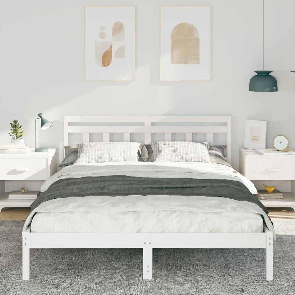Helles minimalistisches Schlafzimmer mit einem weißen Bett, grauer Bettwäsche, Nachttischen, gerahmter abstrakter Kunst und einer hängenden Pendelleuchte.