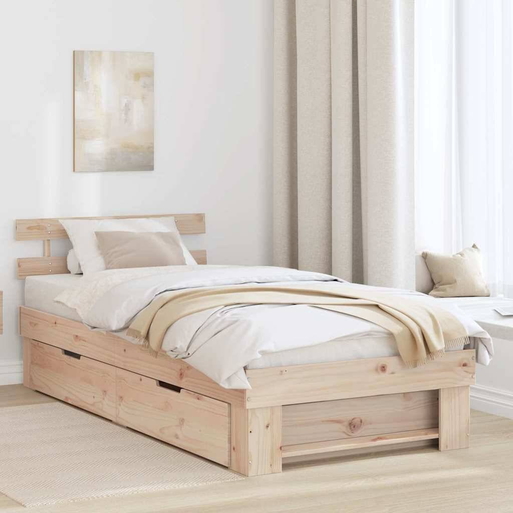 Ein ordentlich gemachtes Bett mit weißen und beigen Bettwäschen steht in einem hellen Raum und verfügt über einen schlichten Holzrahmen mit Staurageschubladen darunter.