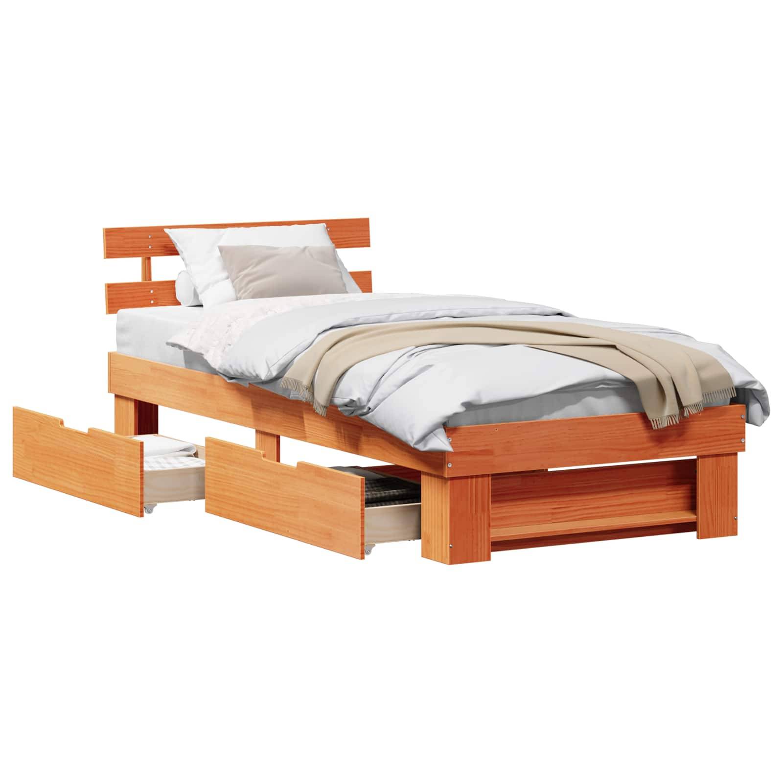 Ein Holzbett mit Kopfteil und integrierten Staurageschubladen darunter. Es ist ordentlich gemacht mit weißer Bettwäsche und einem beigen Überwurf.