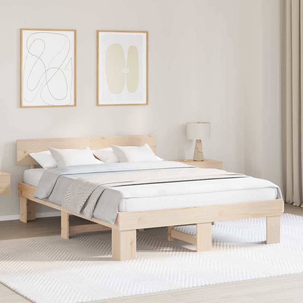 Ein minimalistisches Schlafzimmer zeigt ein Holzbett mit weißer und grauer Bettwäsche, zwei abstrakte Kunstwerke über dem Kopfteil und eine Nachttischlampe.