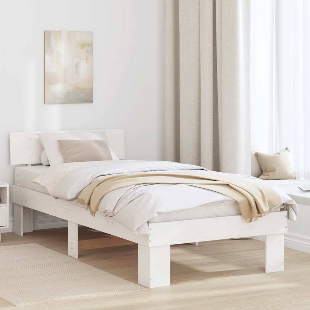 Ein minimalistisches Schlafzimmer präsentiert ein weißes Bett mit beigefarbener Bettwäsche, einen Nachttisch, neutrale Vorhänge und einen helltonigen Holzboden.