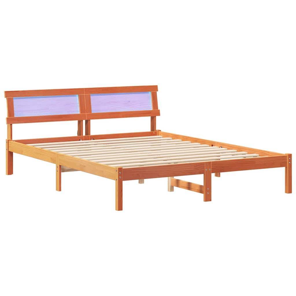 Ein Holzbettgestell mit schlichtem Design, ausgestattet mit einer Lattenrost-Basis und einem Kopfteil mit zwei rechteckigen Paneelen.