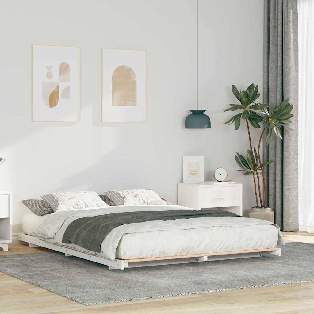 Ein minimalistisches Schlafzimmer zeigt ein niedriges Plattformbett mit grau-weißer Bettwäsche, eine Topfpflanze und abstrakte Wandkunst unter weichem Licht.