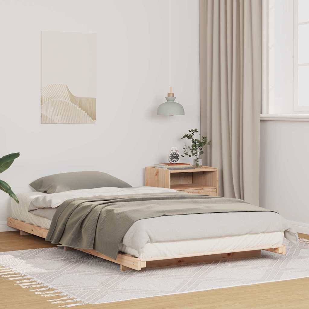 Ein minimalistisches Schlafzimmer mit einem Holz-Podestbett, grauer Bettwäsche, einem kleinen Holznachttisch mit einer Pflanze und einem großen Fenster mit beigen Vorhängen.