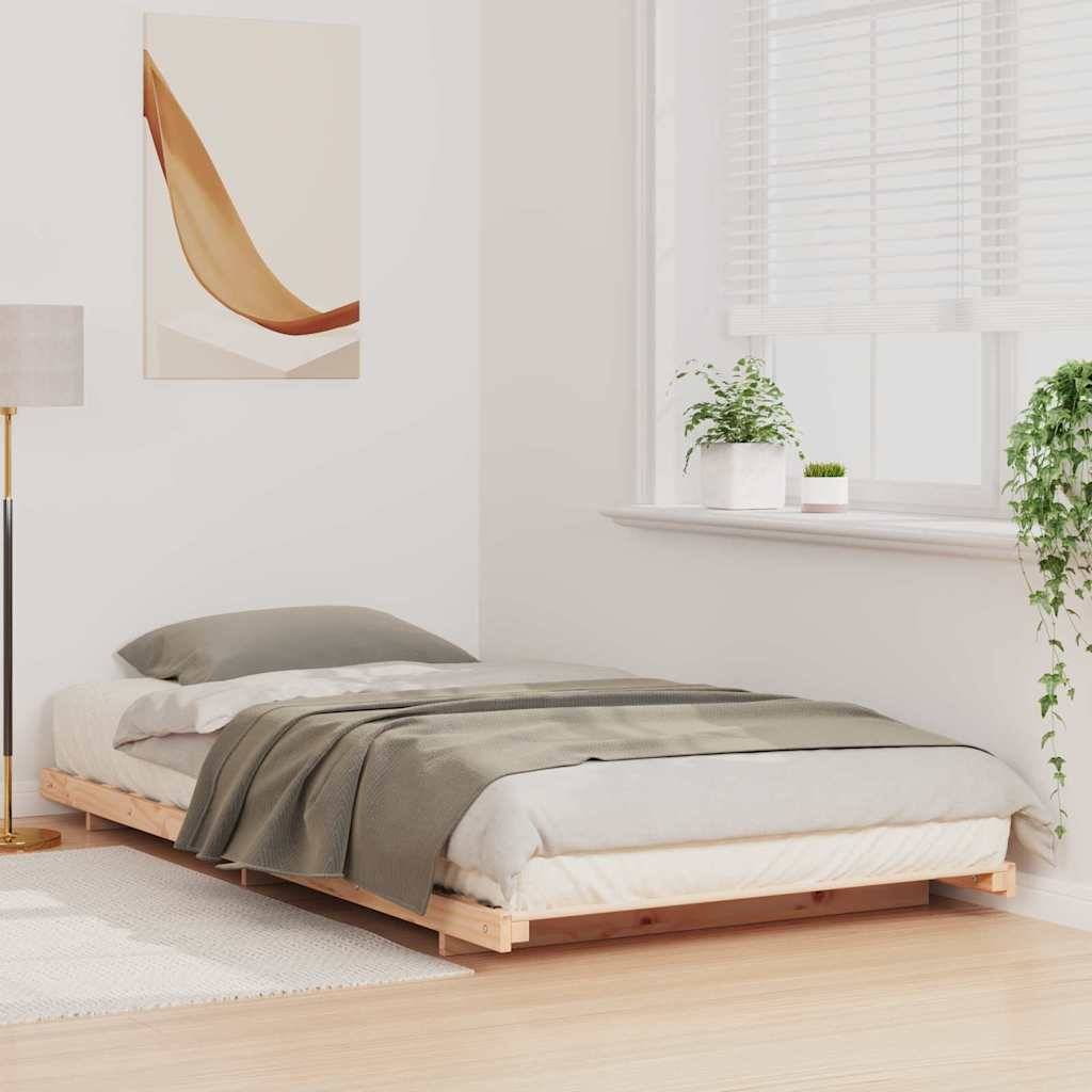 Ein minimalistisches Schlafzimmer mit einem niedrigen Holzbett, grauen Bettwäsche, einer Lampe, einer Pflanze auf der Fensterbank und einem abstrakten Kunstwerk an der Wand.