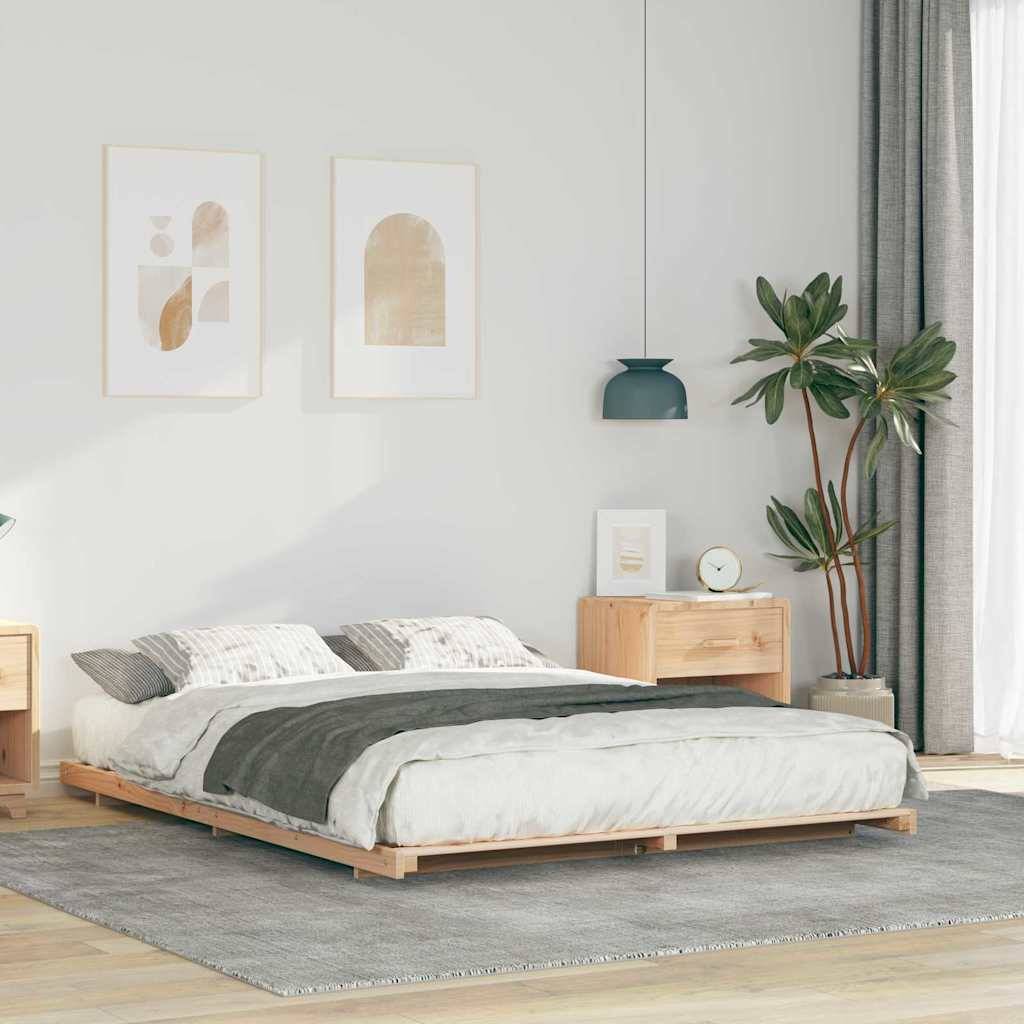 Ein minimalistisches Schlafzimmer mit einem niedrigen Holzbett, grauer Bettwäsche, einer kleinen Pflanze und gerahmter abstrakter Kunst an der Wand. Weiches Licht verleiht Wärme.