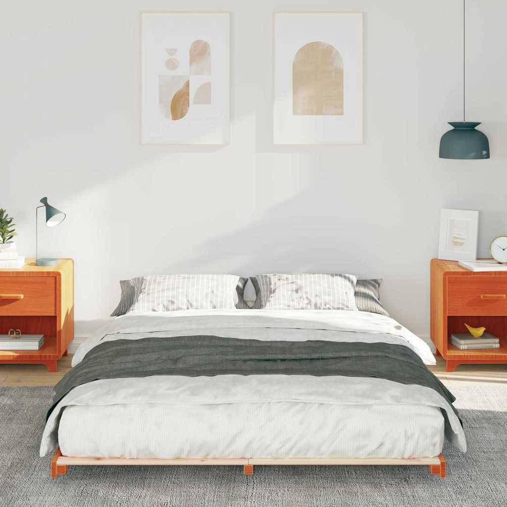 Ein modernes Schlafzimmer mit einem ordentlich gemachten Bett, zwei Holznachttischen, abstrakter Kunst an der Wand und einer petrolfarben Pendelleuchte, die eine gemütliche Atmosphäre schafft.