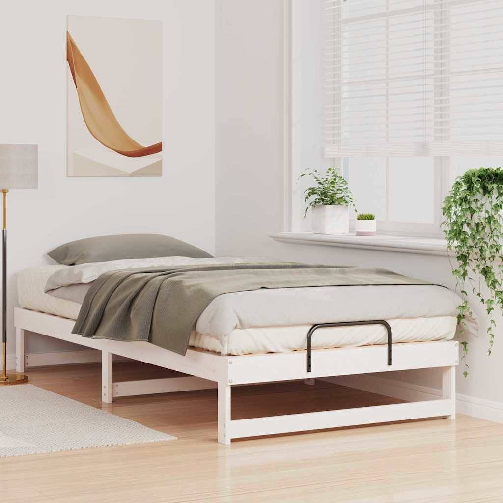 Ein aufgeräumtes, minimalistisches Schlafzimmer mit einem weißen Bett an einer hellen Wand, das mit einer grünen Decke und einem grünen Kissen ausgestattet ist. Eine Lampe und eine Pflanze ergänzen die Dekoration.