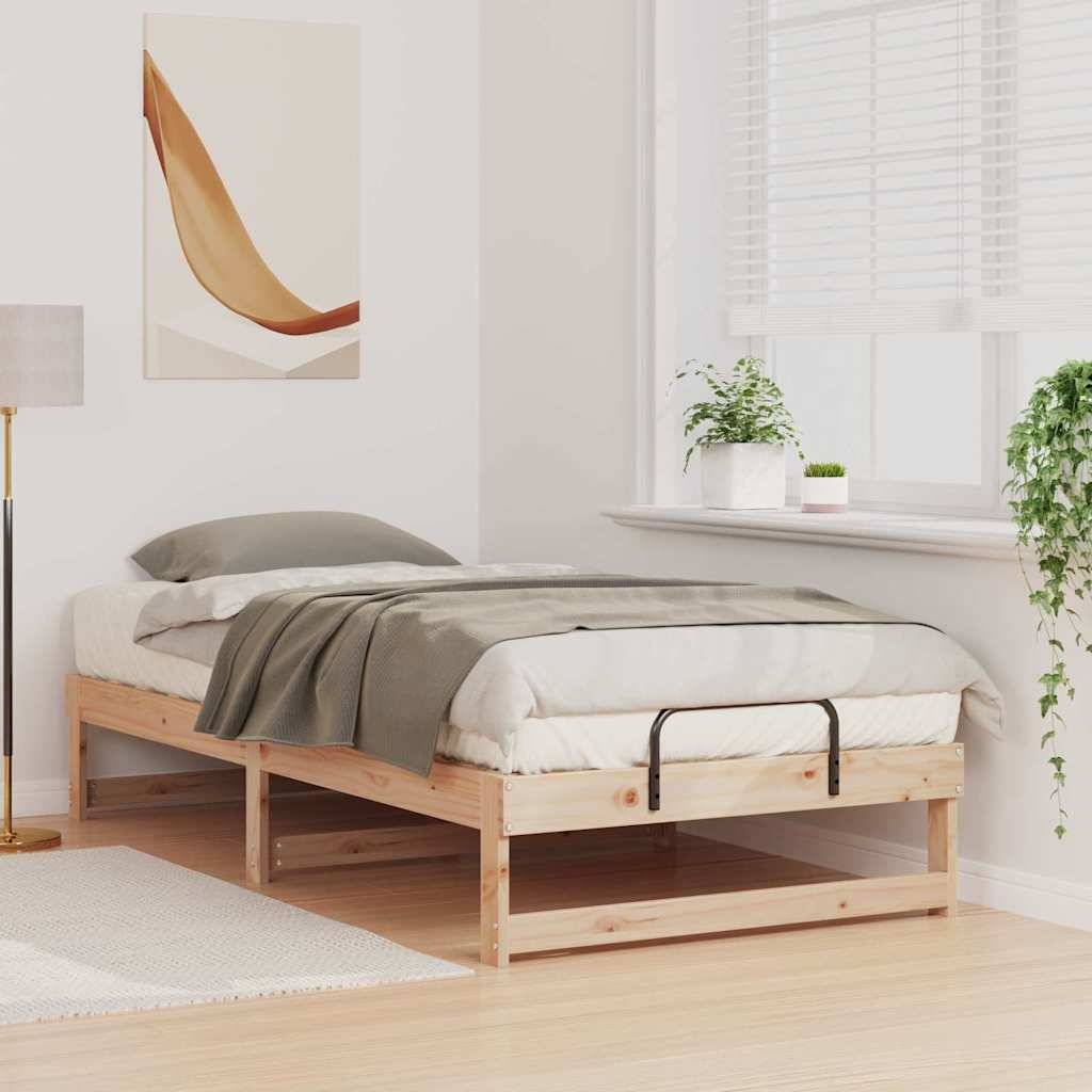 Minimalistisches Schlafzimmer mit einem Einzelbett, grauer Bettwäsche, Stehlampe, Wandkunst und einem hellen Fenster mit Pflanzen auf der Fensterbank.