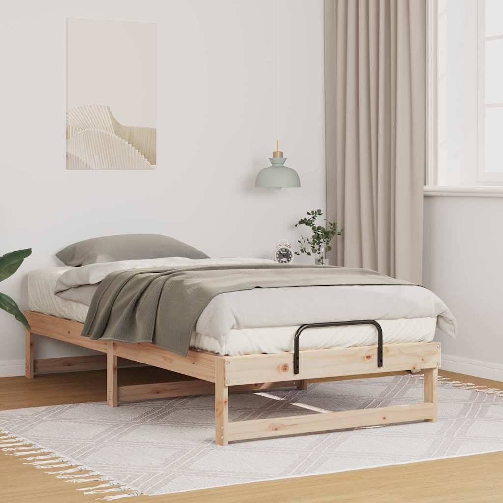 Ein minimalistisches Schlafzimmer zeigt ein Holzbett mit grau-weißer Bettwäsche, eine kleine Pflanze daneben, eine Pendelleuchte darüber und ein gerahmtes Kunstwerk.
