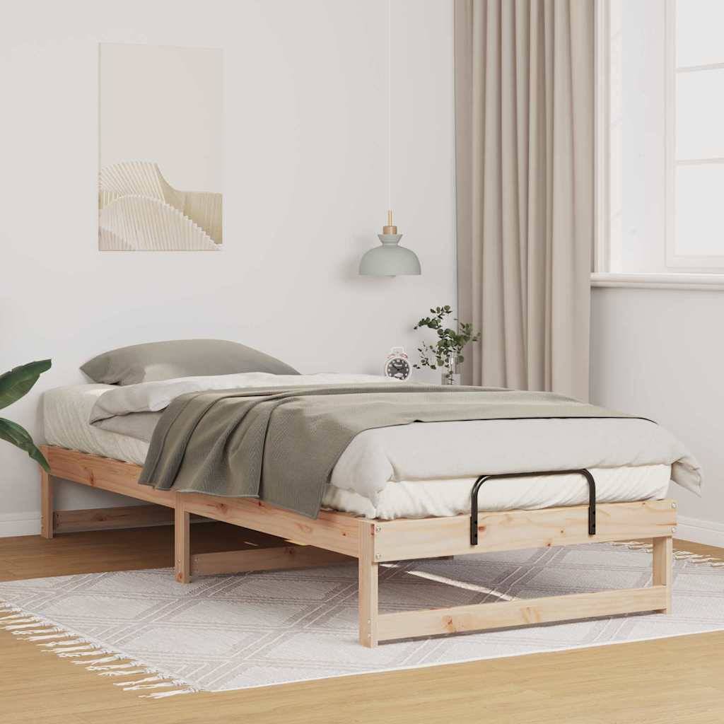 Ein minimalistisches Schlafzimmer mit einem Holzbett, weißer und grüner Bettwäsche, einer Pflanze auf dem Nachttisch, einer Pendelleuchte und einem gerahmten Kunstwerk an der Wand.