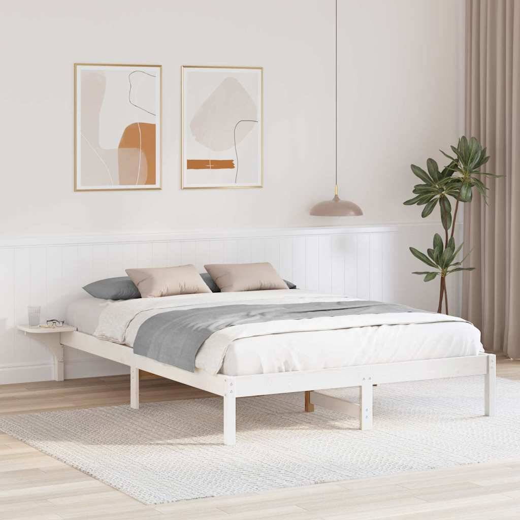 Modernes Schlafzimmer mit einem minimalistischen weißen Bett, grau-weißer Bettwäsche, hellem Holzboden, zwei abstrakten Kunstwerken an der Wand und einer Zimmerpflanze.