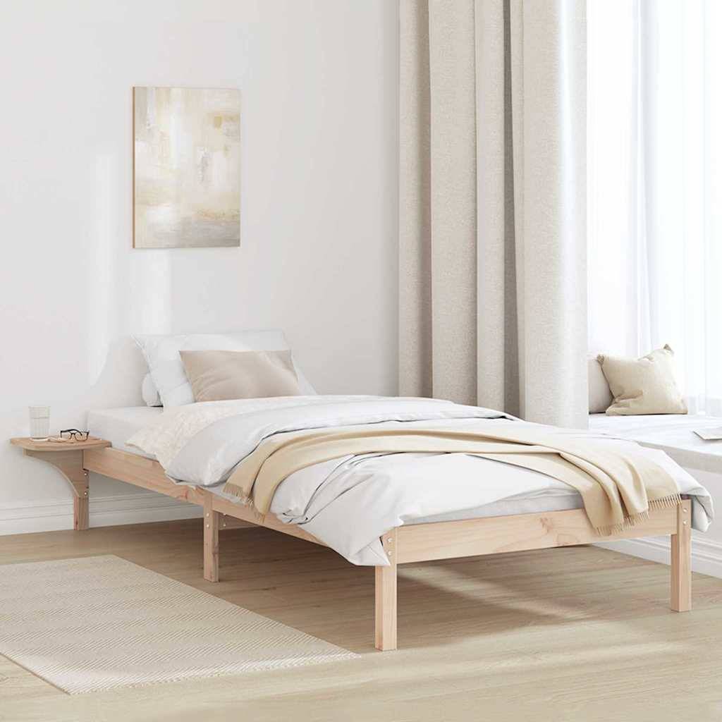 Ein minimalistisches Schlafzimmer mit einem Podestbett aus hellem Holz, weißer Bettwäsche und einer beigen Decke. Ein neutral gehaltenes Gemälde und Vorhänge vervollständigen den ruhigen Look.