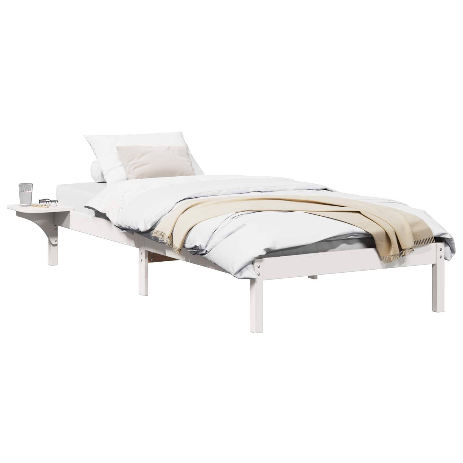 Ein modernes, minimalistisches weißes Bett mit einer beigen Decke und weißen Kissen. Ein kleiner angehängter Tisch trägt eine Tasse und ein Buch und vermittelt eine gemütliche Atmosphäre.