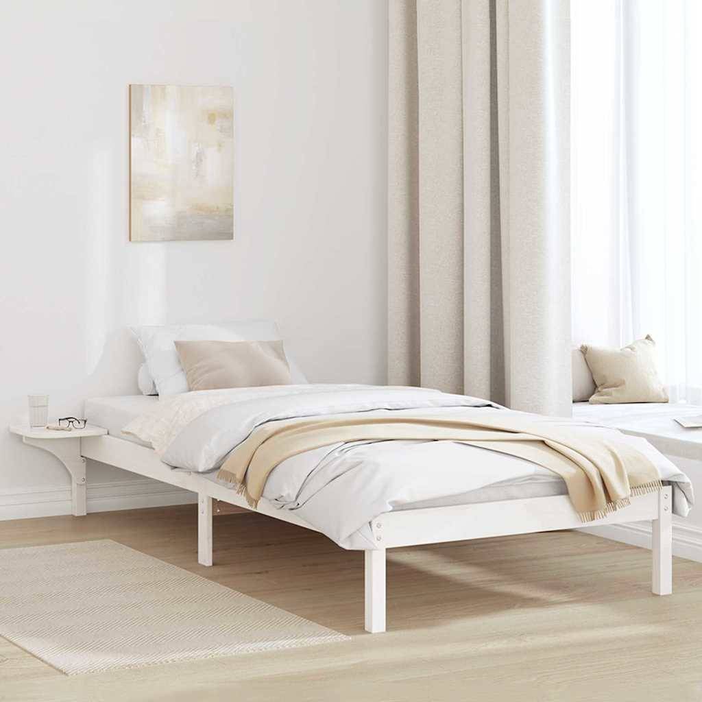 Ein minimalistisches Schlafzimmer mit einem weißen Bett, hellem beige Bettbezug und einem kleinen Gemälde darüber. Sanfte, neutrale Töne schaffen eine ruhige Atmosphäre.