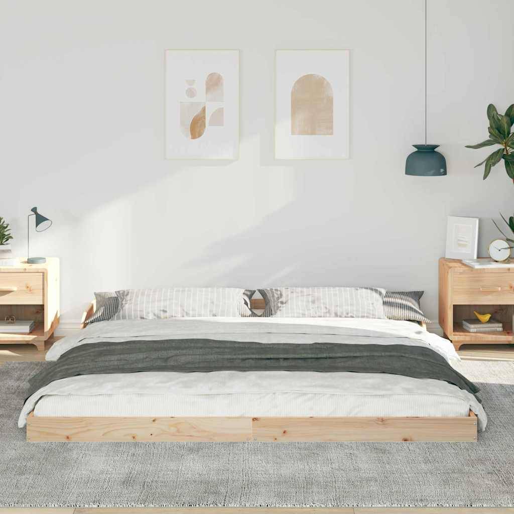 Ein minimalistisches Schlafzimmer mit einem niedrigen Holzbett, gestreifter Bettwäsche, zwei Nachttischen mit Lampen, abstrakter Wandkunst und einer Pflanze auf der rechten Seite.
