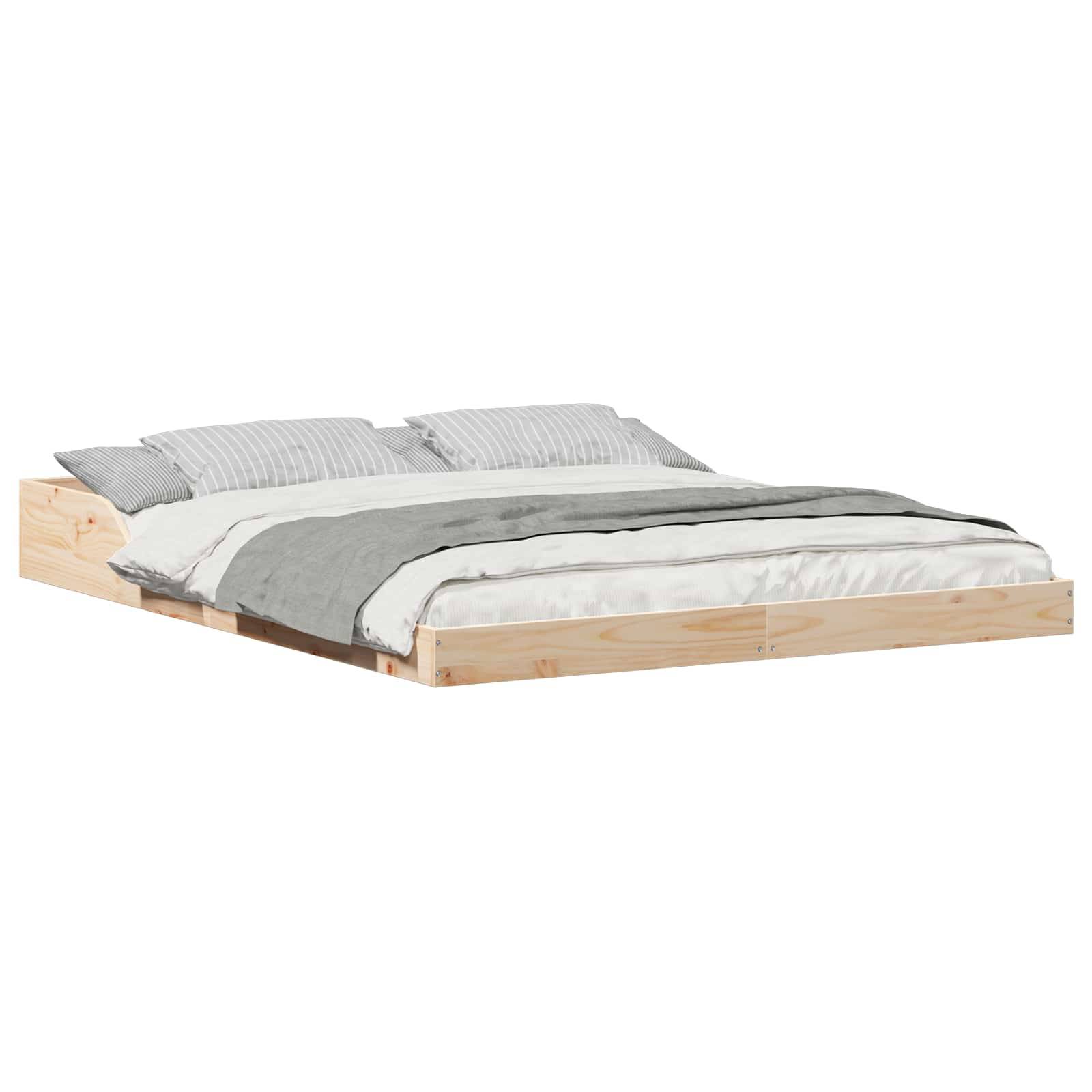 Eine flache Holzplattform-Bettgestell mit minimalistischem Design, ausgestattet mit einer weißen Matratze, umhüllt von einer grauen Decke und zwei grauen Kissen.