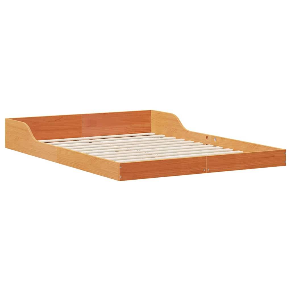 Ein Bettgestell aus Holz mit hohen Seiten- und Fußpaneelen, versehen mit horizontalen Latten zur Matratzenunterstützung, von vorne dargestellt.