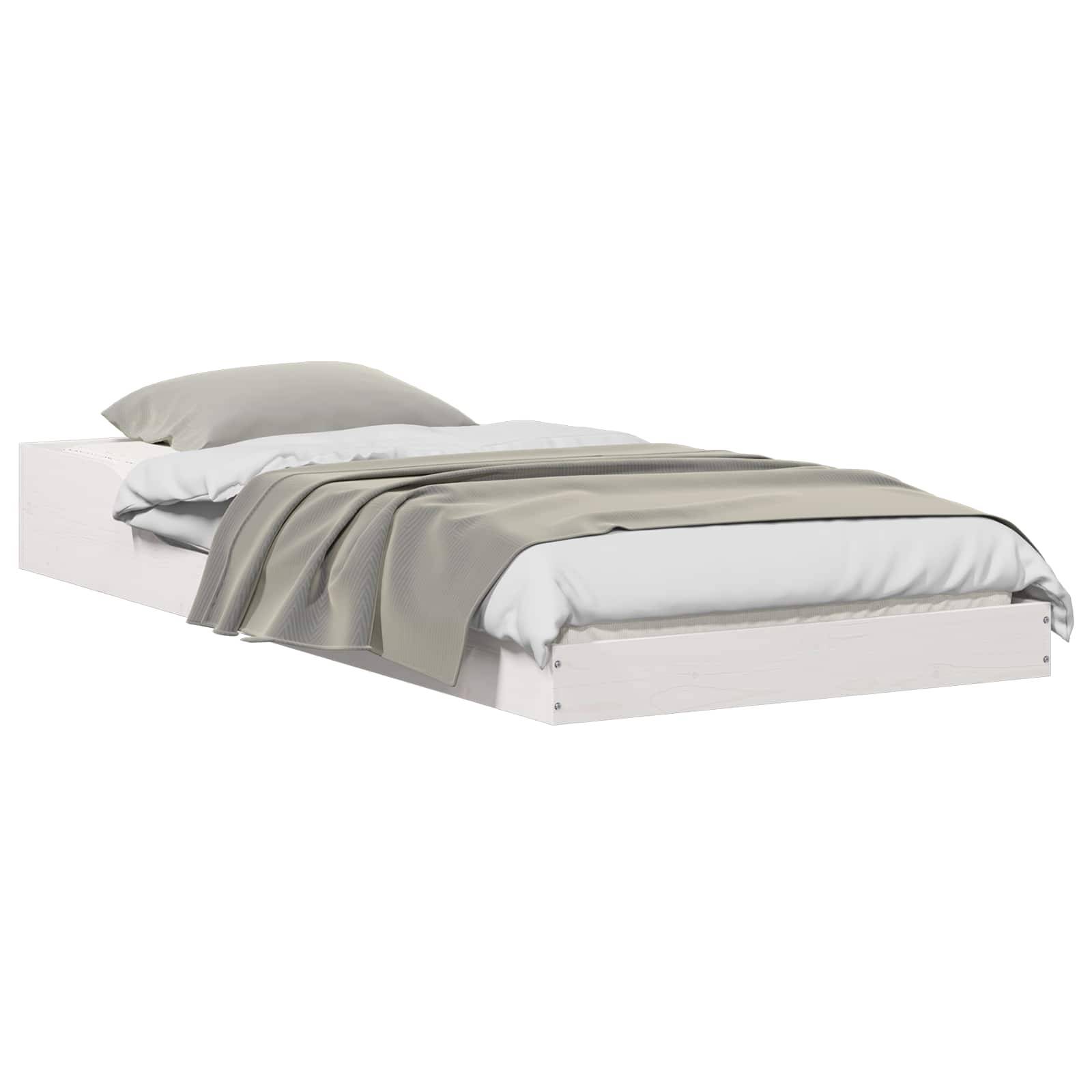 Ein minimalistisches Einzelbett mit einem weißen Gestell, ordentlich bezogen mit einem hellgrauen Bettdecke und Kissen.