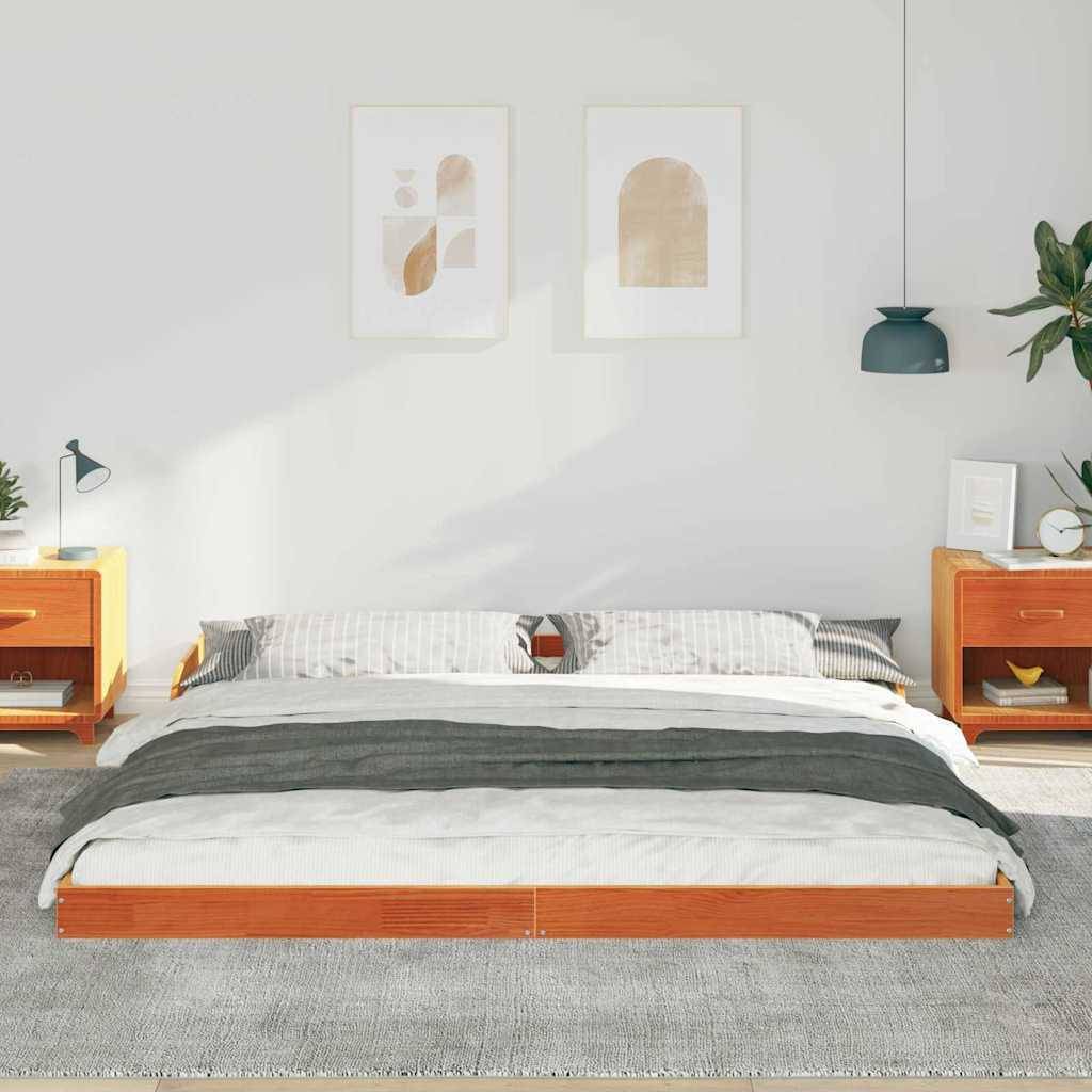 Ein modernes Schlafzimmer zeigt ein niedriges Holzbett mit gestreifter Bettwäsche, flankiert von zwei minimalistischen Nachttischen und abstrakten Kunstwerken an der Wand.