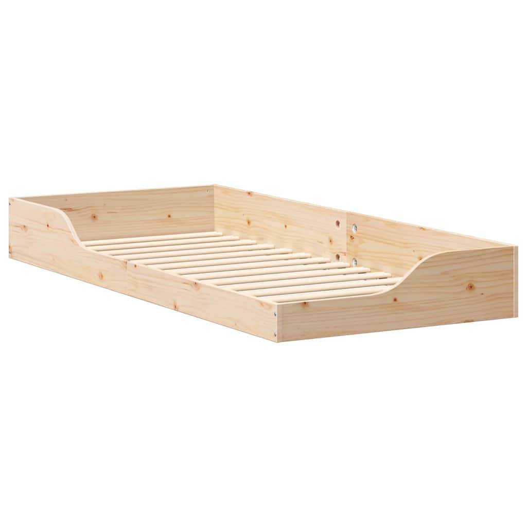 Ein Holzbettgestell in natürlicher Ausführung mit Lattenrost-Design und erhöhten Seitenteilen, geeignet für eine Einzelmatratze.