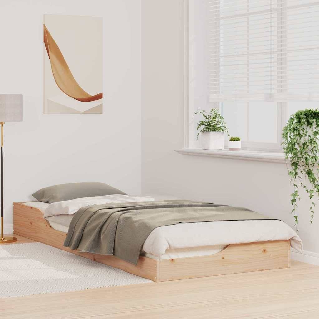 Ein minimalistisches Schlafzimmer mit einem niedrigen Holzbett, weißer Bettwäsche und einer grauen Decke. Eine Lampe, abstrakte Wandkunst und eine Pflanze sind vorhanden.