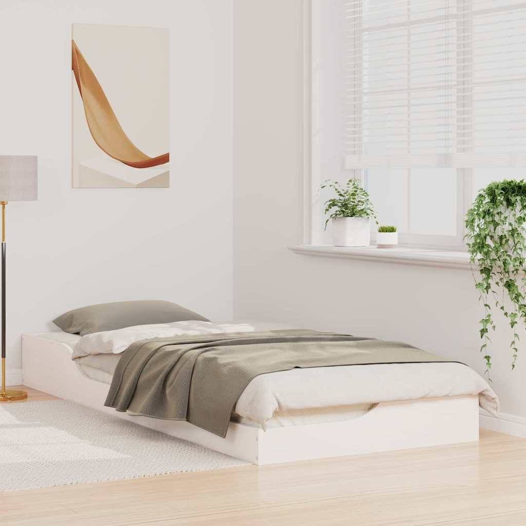 Schlafzimmer mit einem ordentlich gemachten Bett, grau-weißer Bettwäsche, einer Nachttischlampe, abstrakter Wandkunst und Topfpflanzen in der Nähe eines Fensters.
