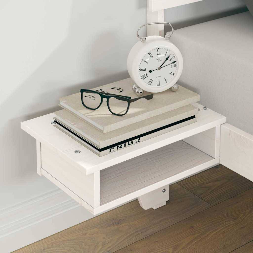 Ein minimales weißes schwebendes Nachttischregal trägt einen Stapel Bücher, eine Lesebrille und einen weißen Wecker, der 6:10 Uhr anzeigt.