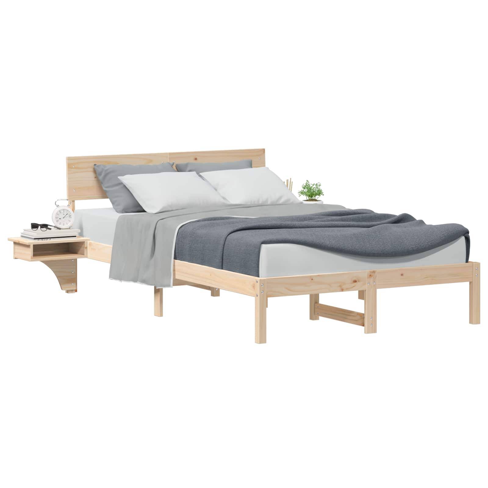 Ein Holzbett mit einem Rahmen aus hellem Holz, weiß-grauer Bettwäsche und einem kleinen Nachttisch, auf dem ein Wecker und eine Zimmerpflanze stehen.