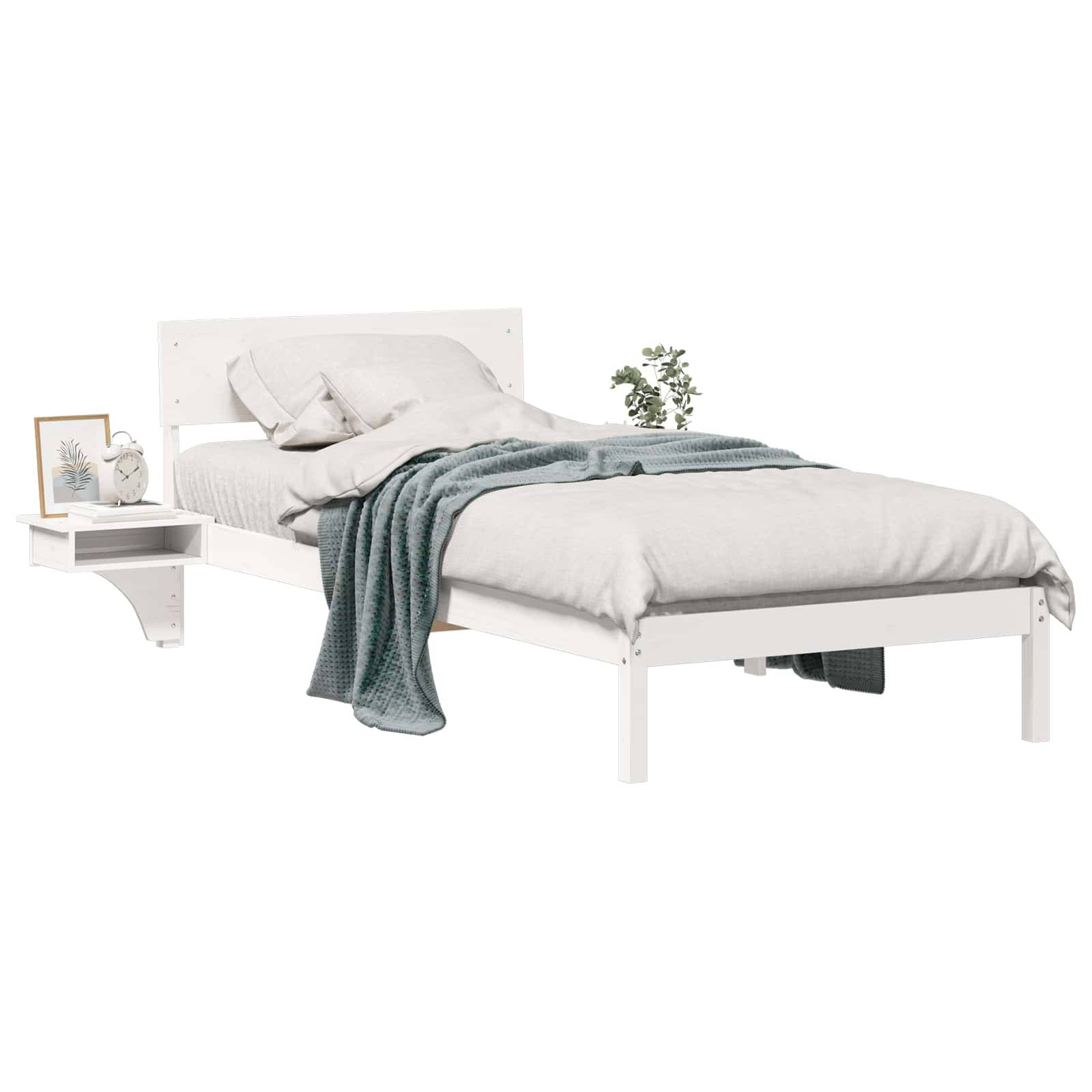 Ein weißes Holzbett mit minimalistischem Design, ausgestattet mit einem hellgrauen Bettbezug, einer blau-grünen Decke und einem kleinen Regal mit Pflanzen an der Seite.