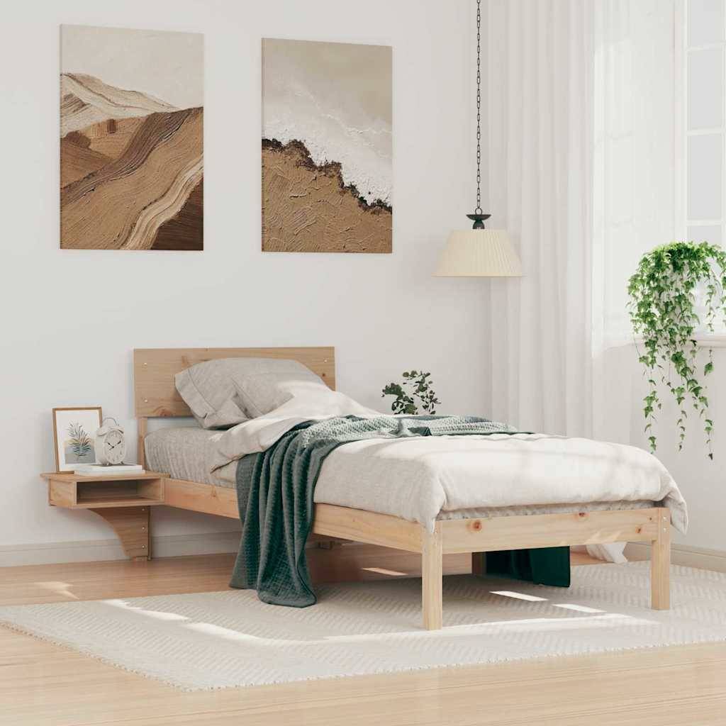 Ein minimalistisches Schlafzimmer mit einem Holzbett, hellgrauen Bettwäsche, einem kleinen Nachttisch mit gerahmten Fotos und Pflanzen, das eine ruhige Atmosphäre schafft.