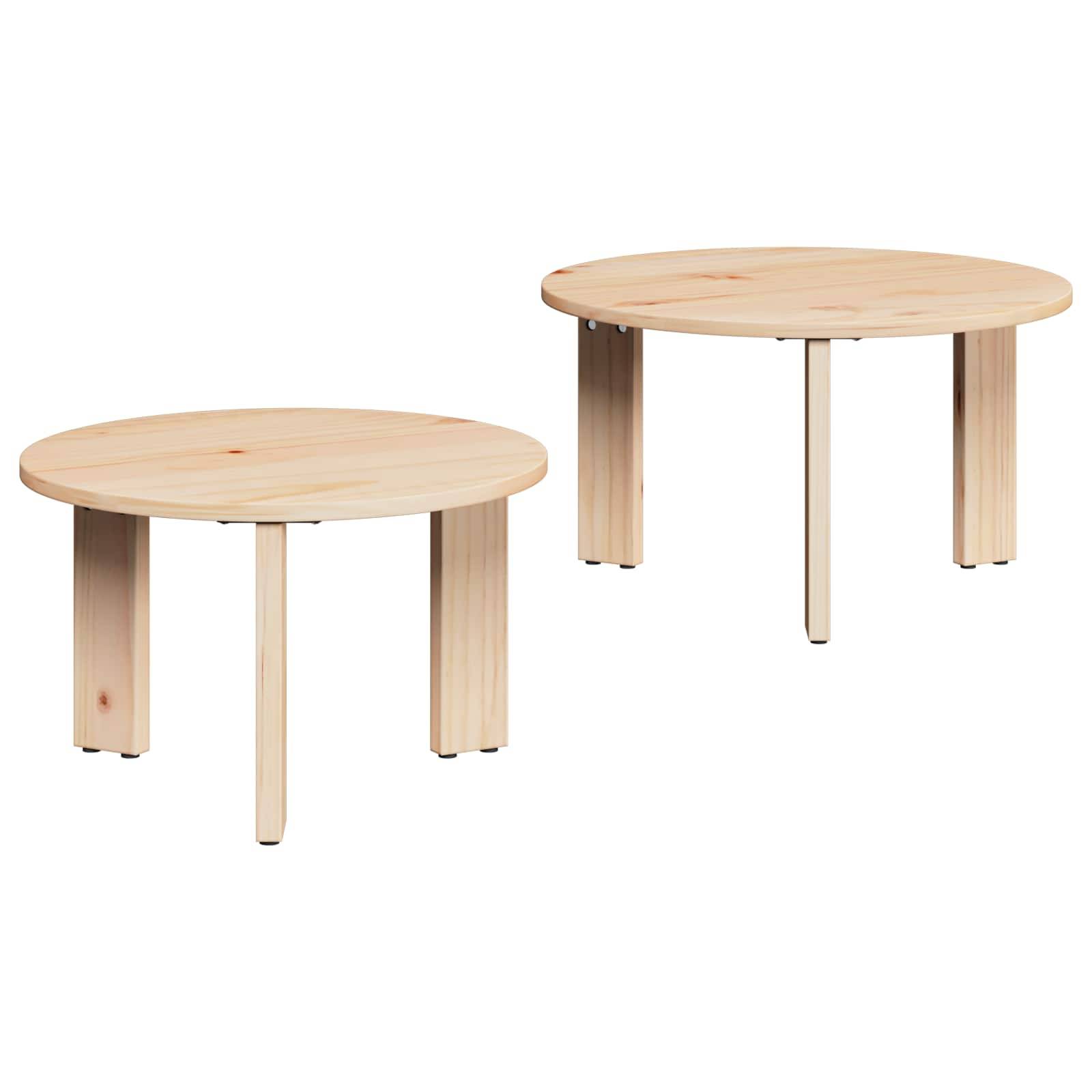 Zwei runde Holz-Couchtische mit einfachen Dreibein-Designs, vor einem weißen Hintergrund präsentiert.