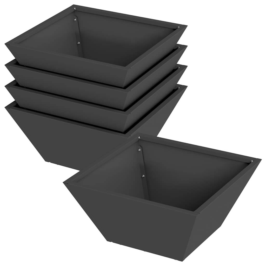 Fünf große, quadratische, schwarze Metallpflanzkübel sind aufeinandergestapelt, wobei einer separat davor platziert ist, um ihre Tiefe und ihr Design zu präsentieren.