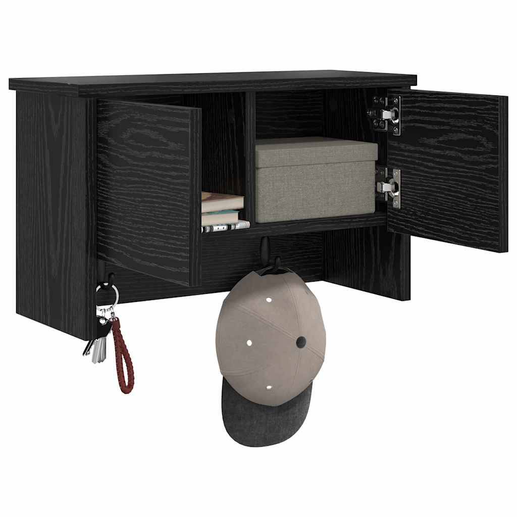 Wandregaleinheit mit zwei offenen schwarzen Schränken. Schlüssel und eine Mütze hängen an Haken darunter. Im Inneren sind Bücher und eine Box zu sehen.